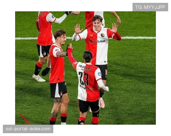 特写镜头:贝蒂斯主场对阵瓦伦西亚,球迷高歌悼念去世的俱乐部传奇。