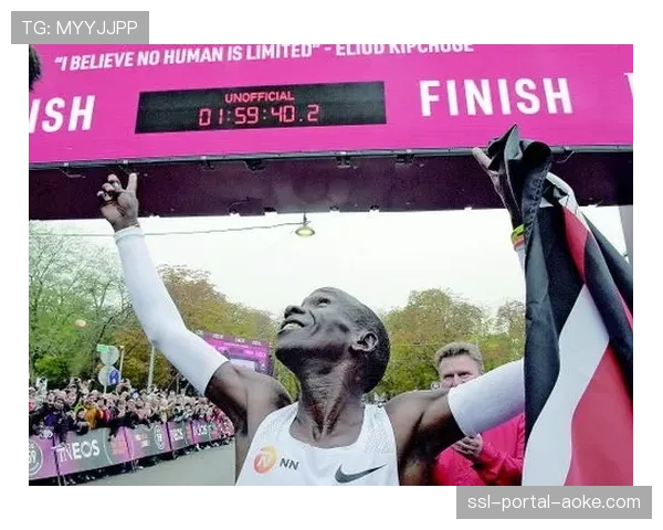 特写：马拉松选手基普乔格在波士顿雨战中表情坚毅